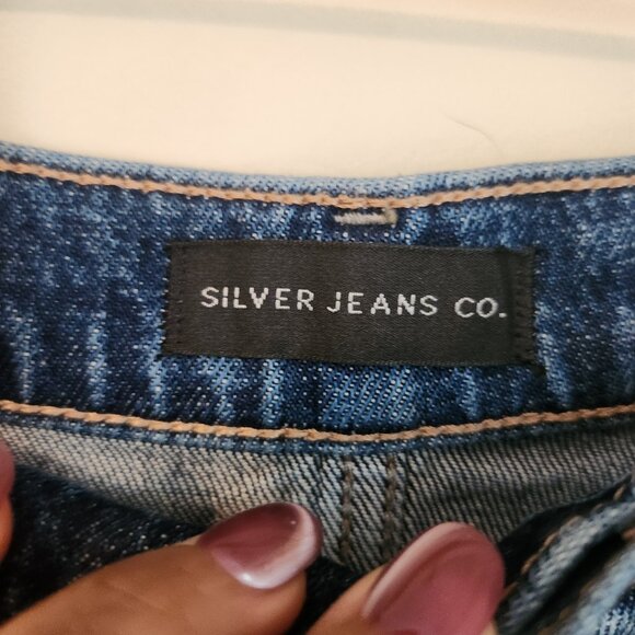 Silver Jeans Co. Mid-Rise Shorts EUC | Size 27 | Cut Out Front & Raw Hem - Picture 4 of 8